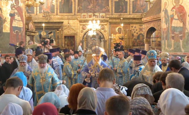 Moskevský patriarcha Kirill slouží bohoslužbu